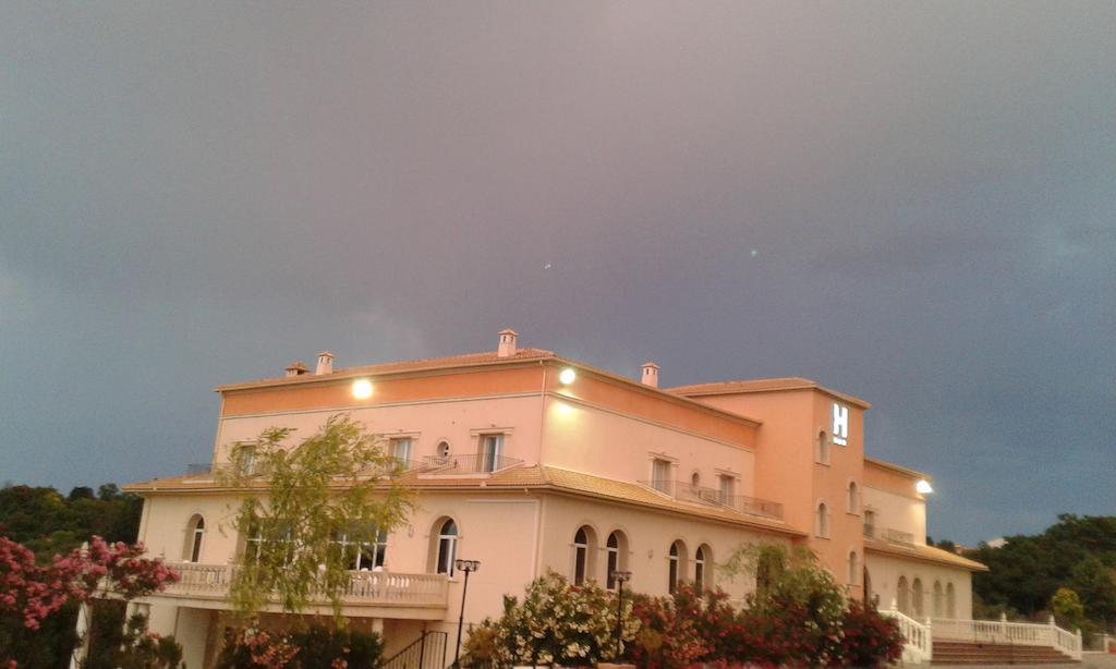 מלון באיסה Ciudad Del Renacimiento מראה חיצוני תמונה